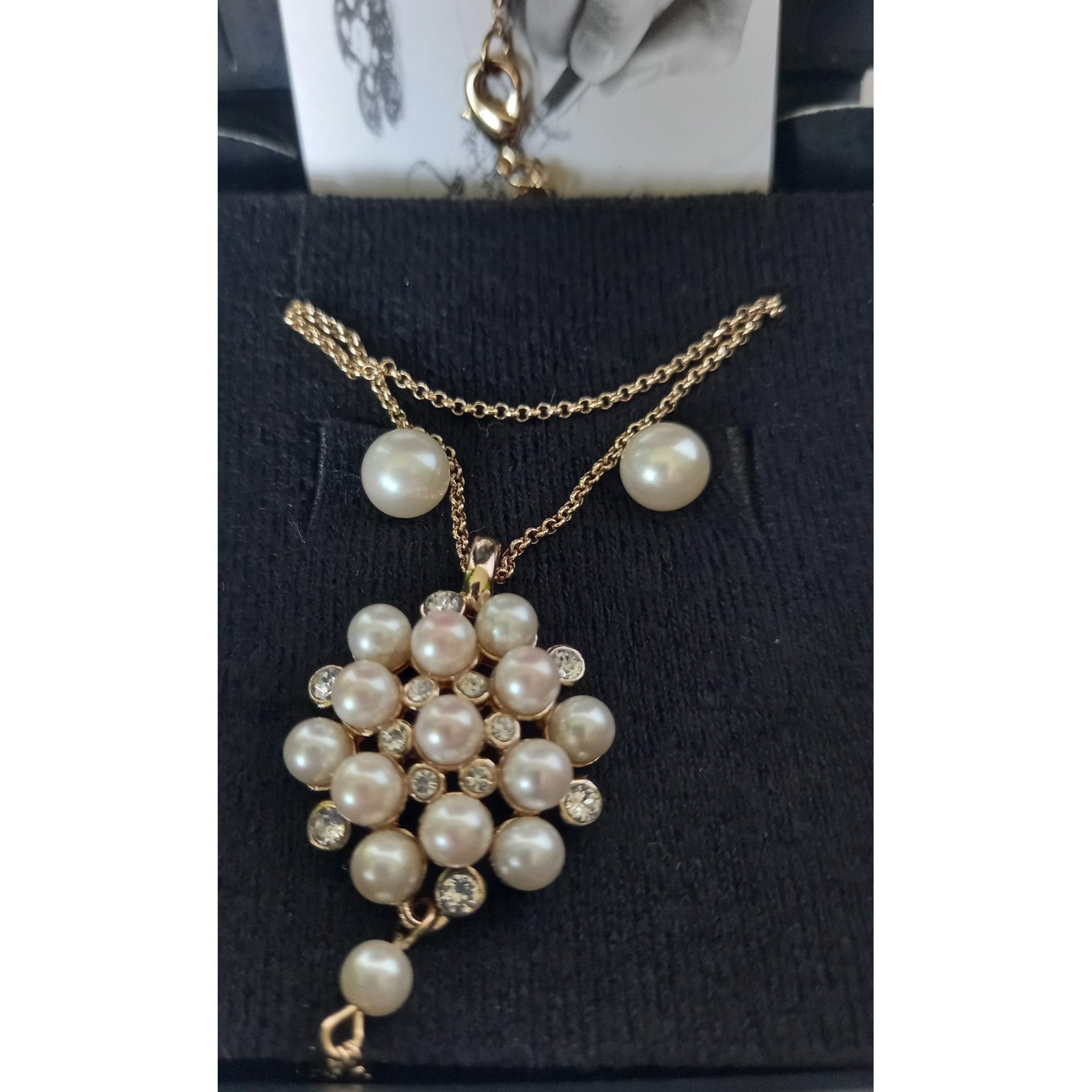 ESTUCHE 1 COLLAR + PAR DE ARETES - COLECCIÓN TRESSOR PERLA COLLAR BAÑADO EN ORO