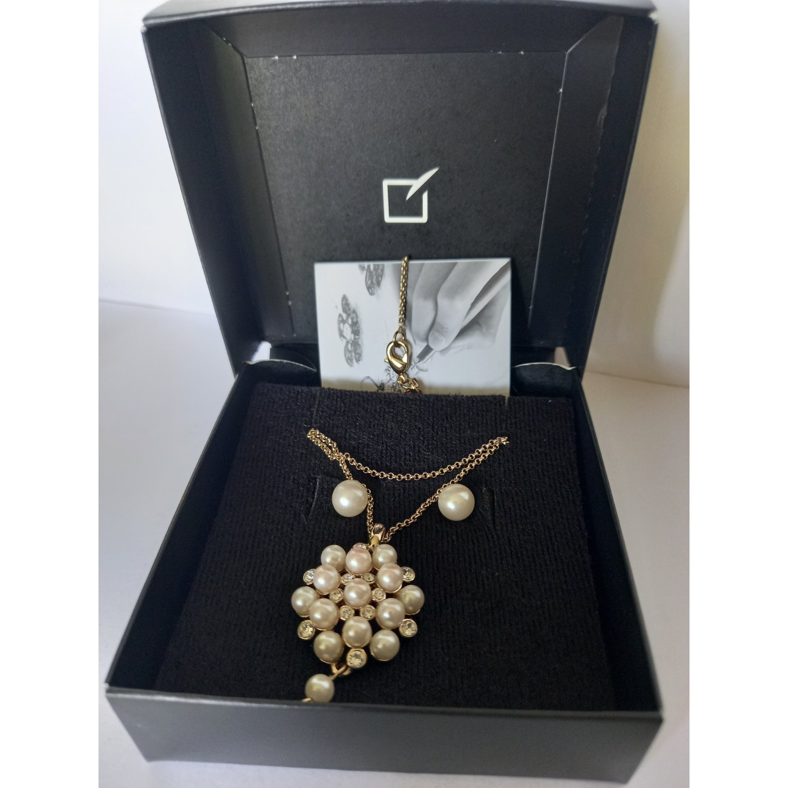 ESTUCHE 1 COLLAR + PAR DE ARETES - COLECCIÓN TRESSOR PERLA COLLAR BAÑADO EN ORO