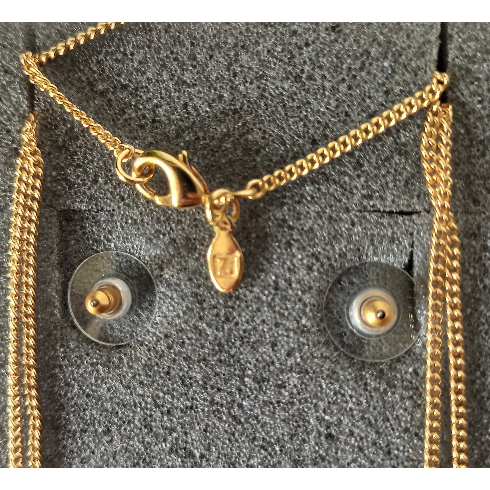 ESTUCHE 1 COLLAR + 1 PAR DE ARETES YAMBAL - COLECCION MARIPOSI FEMME - COLLAR DE ORO 24 QUILATES