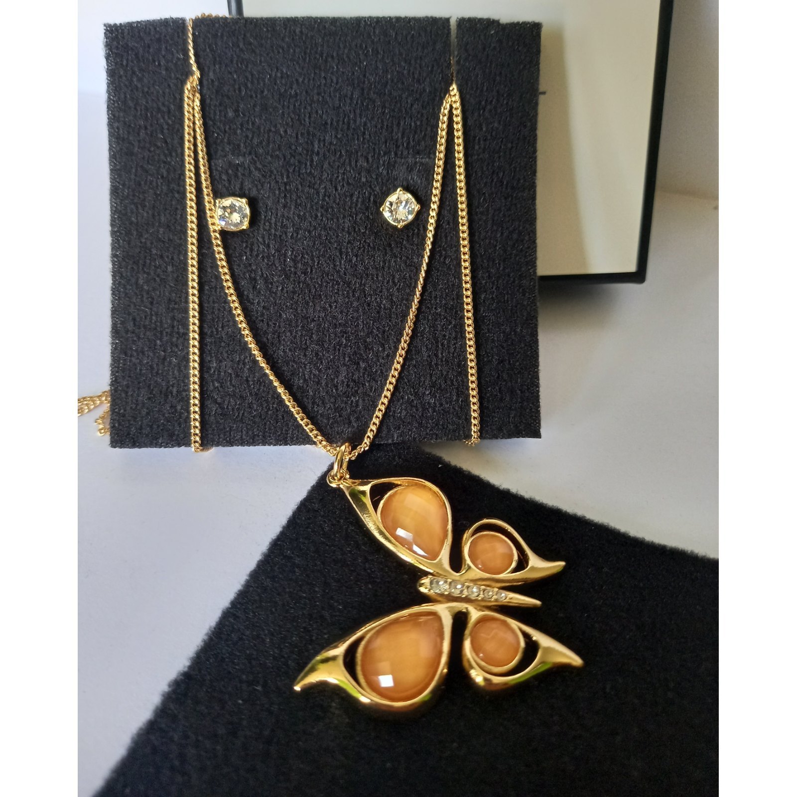 ESTUCHE 1 COLLAR + 1 PAR DE ARETES YAMBAL - COLECCION MARIPOSI FEMME - COLLAR DE ORO 24 QUILATES