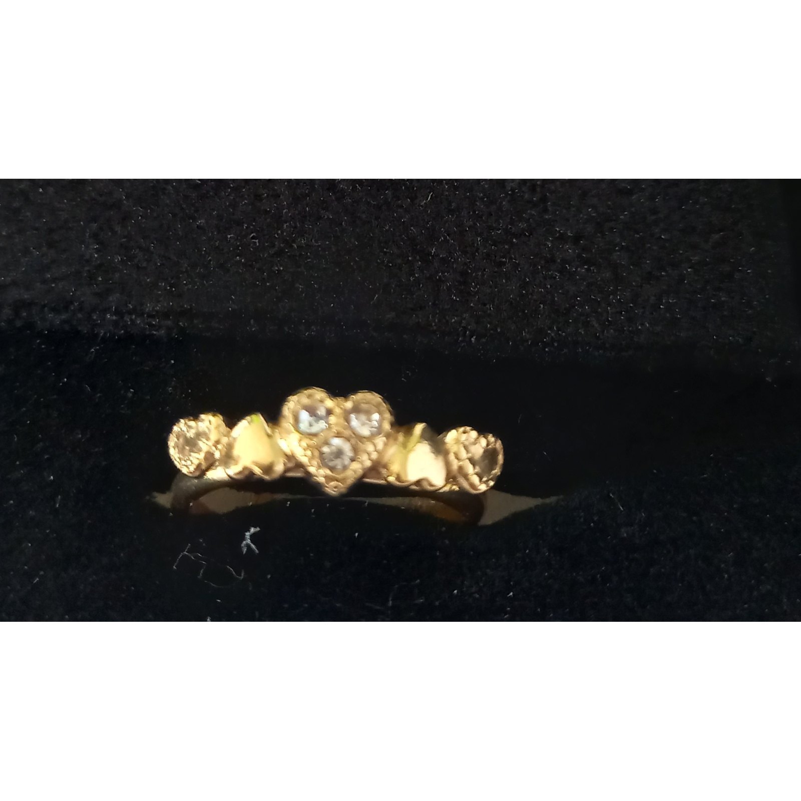 ESTUCHE AZZORTI - 1 COLLAR + 1 PAR ARETES + 1 ANILLO REGULABLE - COLECCIÓN CORAZÓN METAL BAÑADO EN ORO