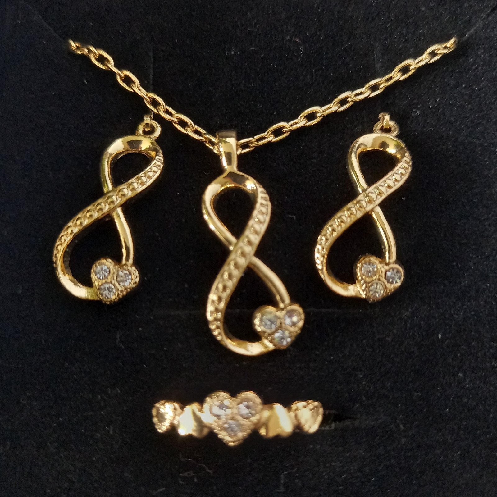 ESTUCHE AZZORTI - 1 COLLAR + 1 PAR ARETES + 1 ANILLO REGULABLE - COLECCIÓN CORAZÓN METAL BAÑADO EN ORO