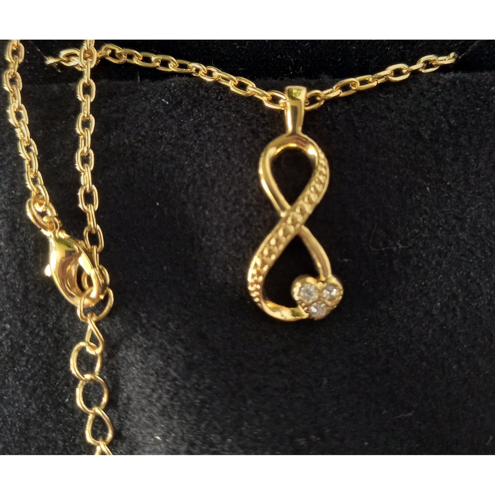 ESTUCHE AZZORTI - 1 COLLAR + 1 PAR ARETES + 1 ANILLO REGULABLE - COLECCIÓN CORAZÓN METAL BAÑADO EN ORO