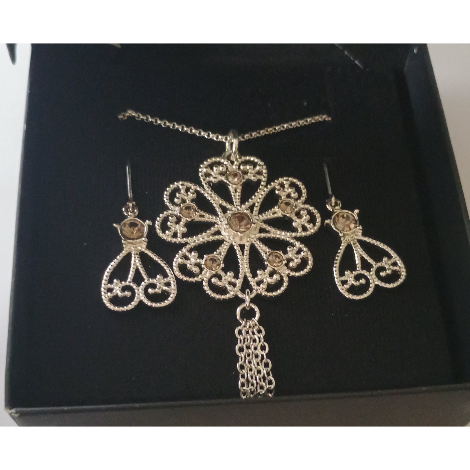 ESTUCHE 1 COLLAR + 1 PAR DE ARETES UNIQUE - COLECCIÓN DIVA DIAMOND METAL BAÑADO EN PLATA