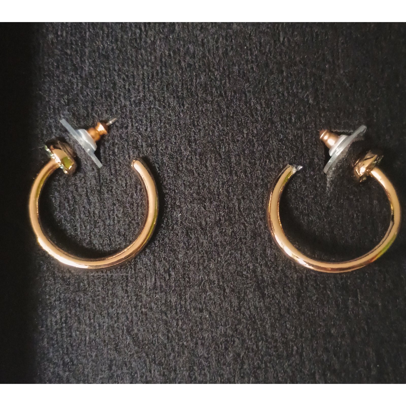 PAR DE ARETES UNIQUE - COLECCIÓN ARGOLLAS BOTTANI CHIC - METAL BAÑADO EN ORO