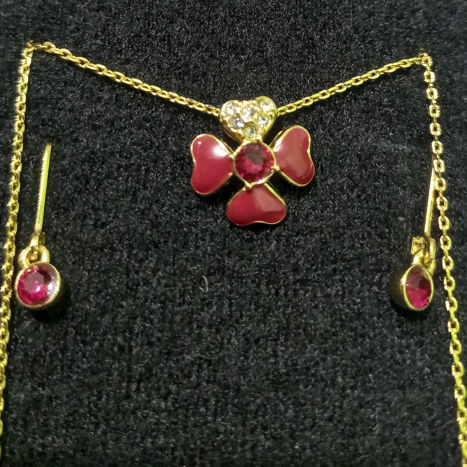 ESTUCHE 1 COLLAR + 1 PAR DE ARETES - COLECCIÓN TRÉBOLES LOTE METAL BAÑADO EN ORO