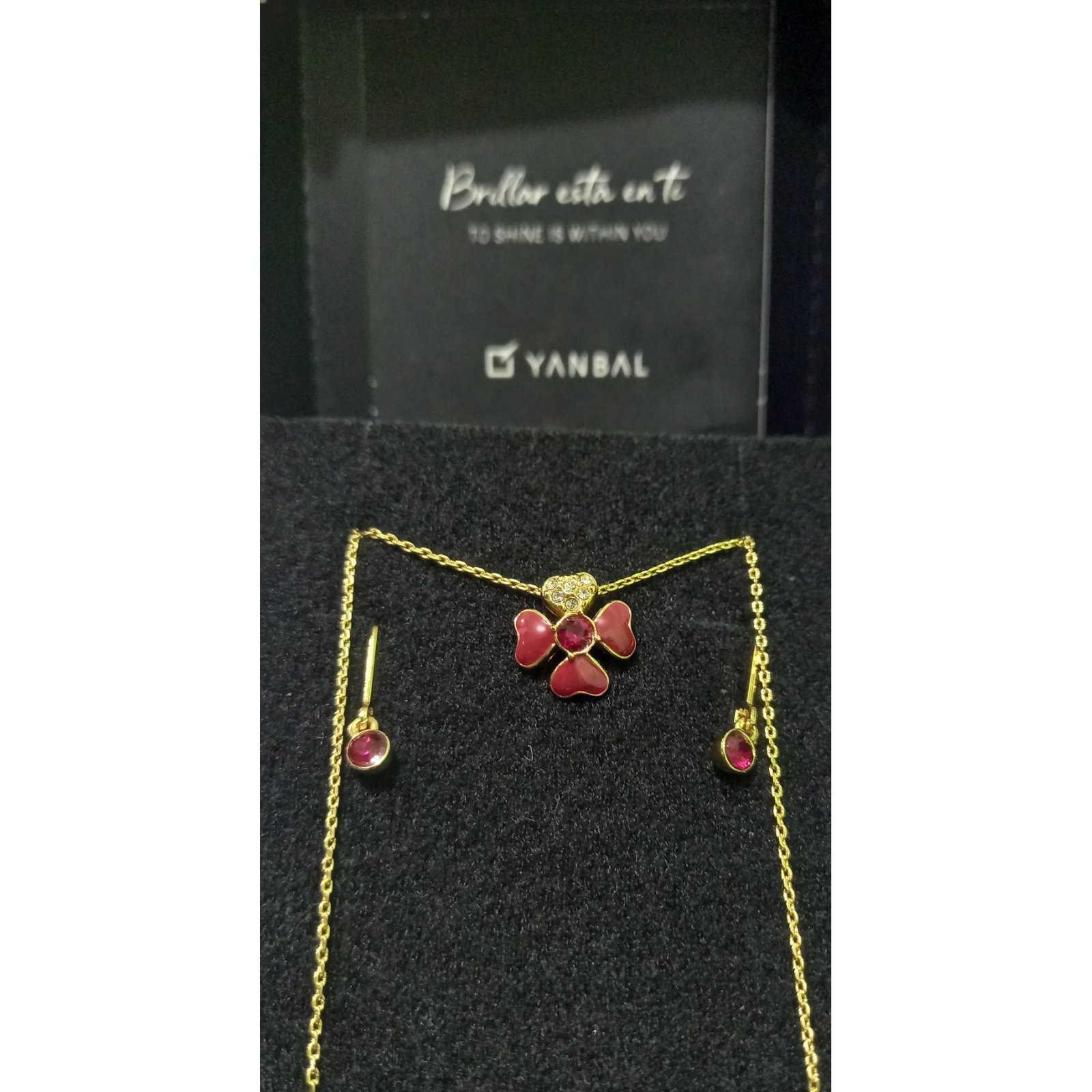 ESTUCHE 1 COLLAR + 1 PAR DE ARETES - COLECCIÓN TRÉBOLES LOTE METAL BAÑADO EN ORO