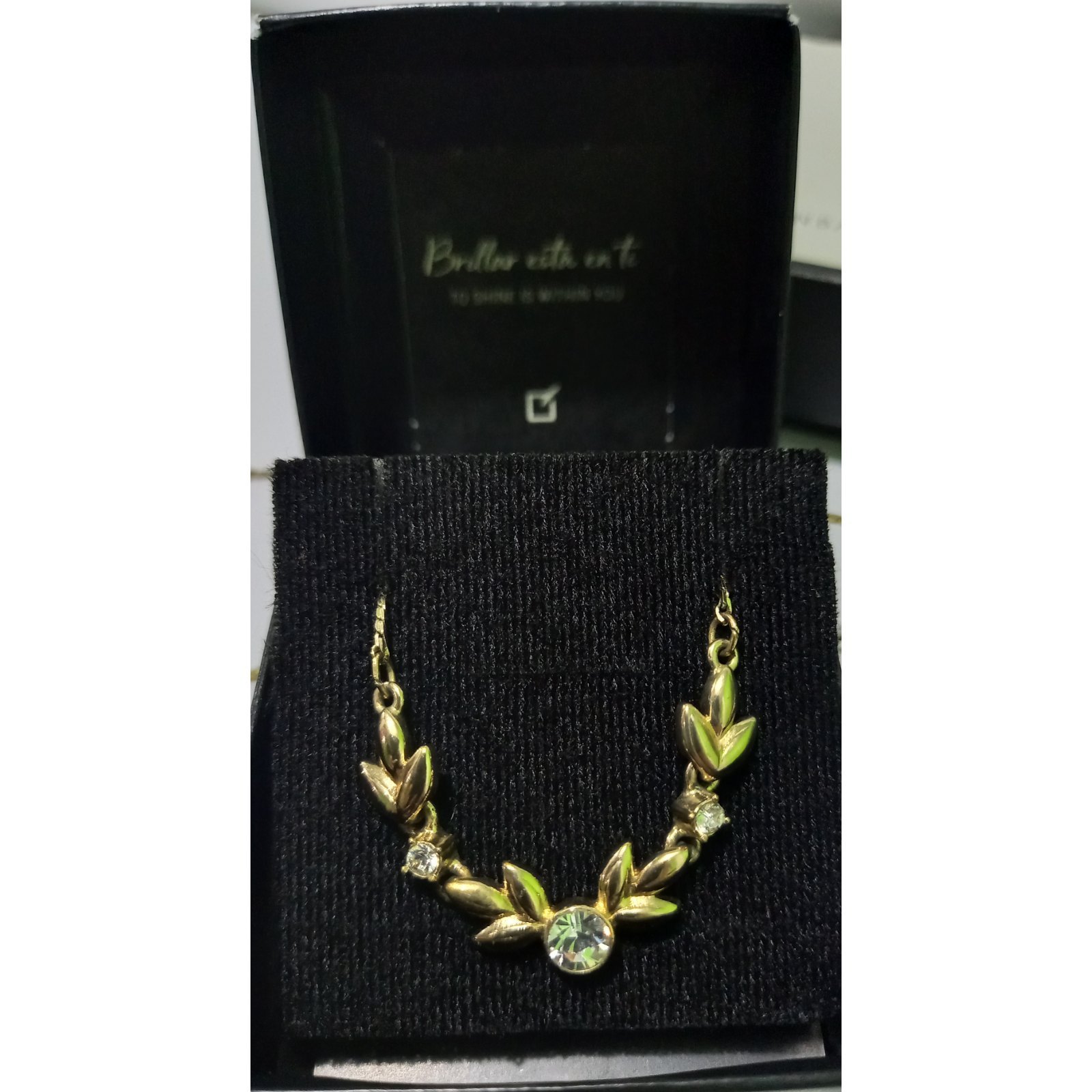 COLLAR UNIQUE COLECCIÓN FLORAL METAL BAÑADO EN ORO