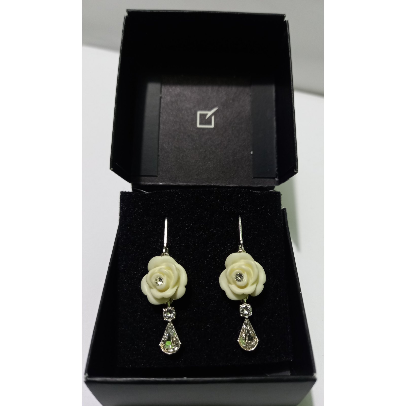 ARETES UNIQUE - 1 PAR DE ARETES COLECCIÓN ROSE CLARETTE METAL BAÑADO EN PLATA