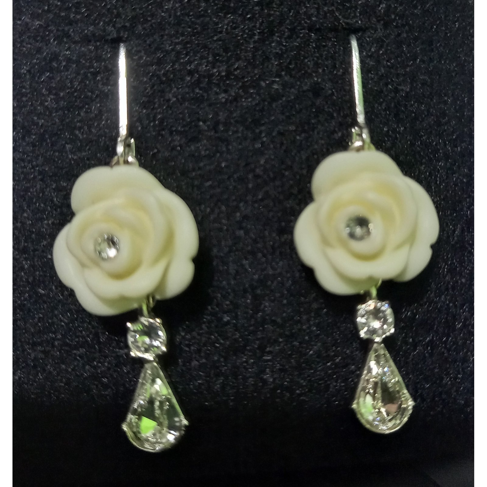 ARETES UNIQUE - 1 PAR DE ARETES COLECCIÓN ROSE CLARETTE METAL BAÑADO EN PLATA